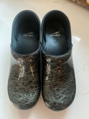 🖤🩶Dansko Black & Silver Clogs, Size 41🩶🖤